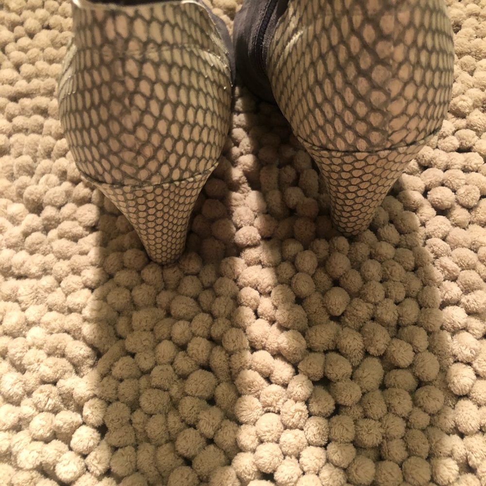 VINCE. Booties - Picture 4 of 10